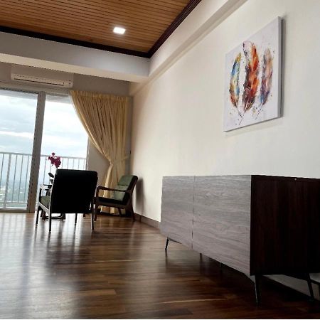 The Venus - Spacious Wooden Top Floor Apartment Sitiawan Eksteriør bilde