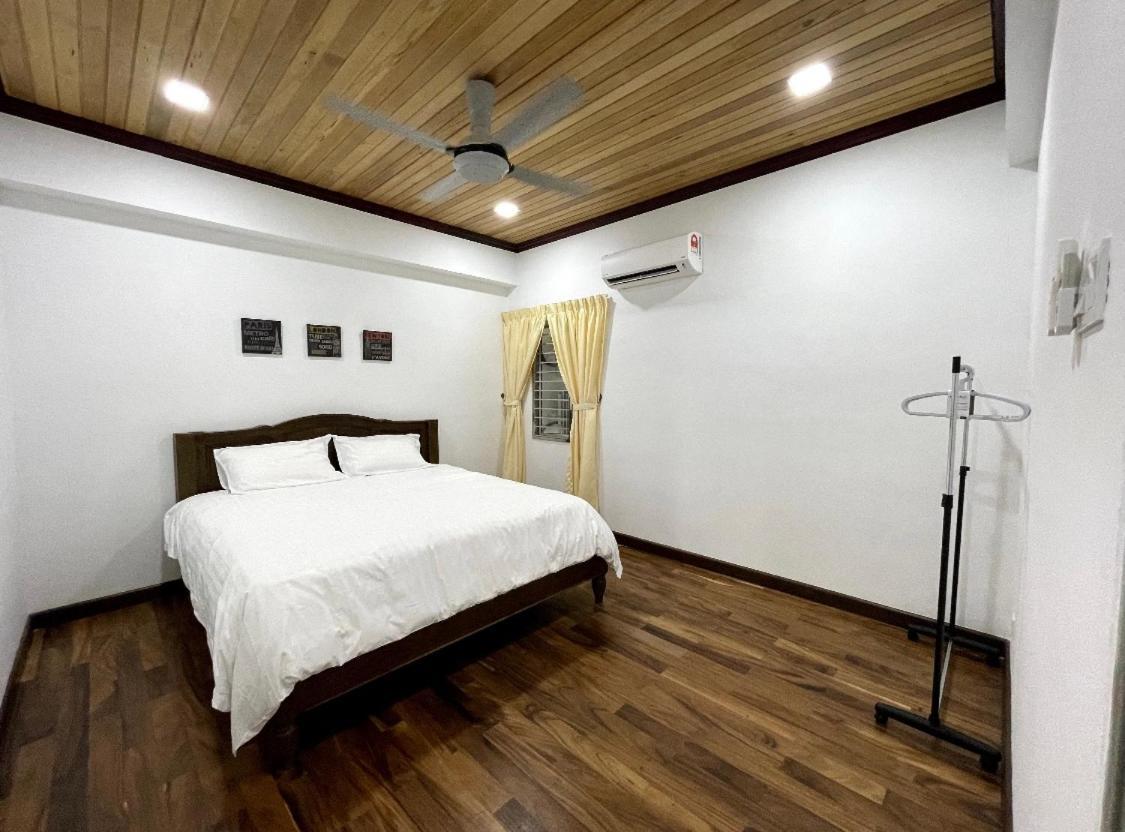 The Venus - Spacious Wooden Top Floor Apartment Sitiawan Eksteriør bilde