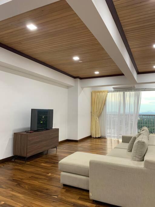 The Venus - Spacious Wooden Top Floor Apartment Sitiawan Eksteriør bilde