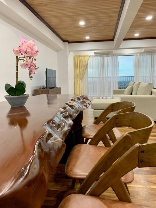 The Venus - Spacious Wooden Top Floor Apartment Sitiawan Eksteriør bilde